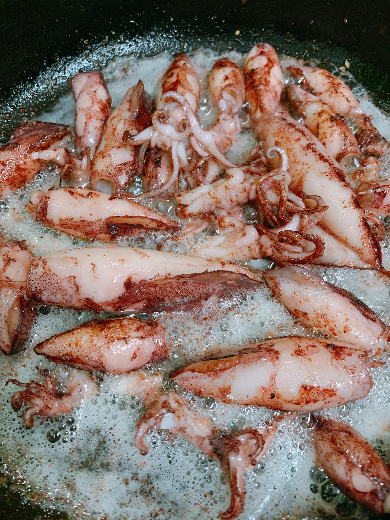 Chiên mực để mực chín vàng